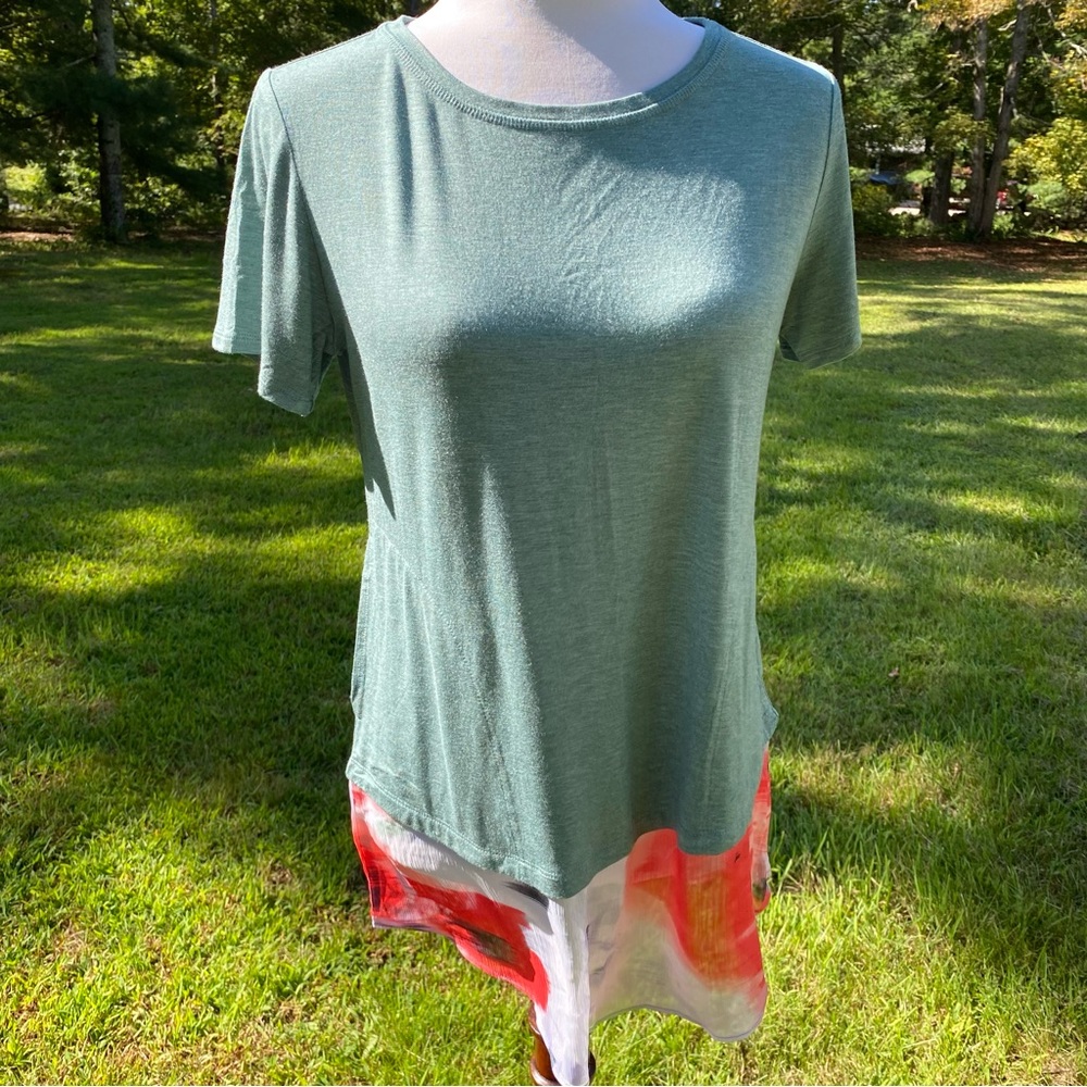 LOGO LORI GOLDSTEIN TOP TEE GREEN SHORT SLEEVE WHITE RED SHEER ACCENT SIZE S